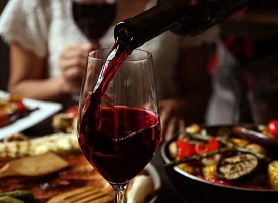 Một ngày nên sử dụng bao nhiêu vang đỏ