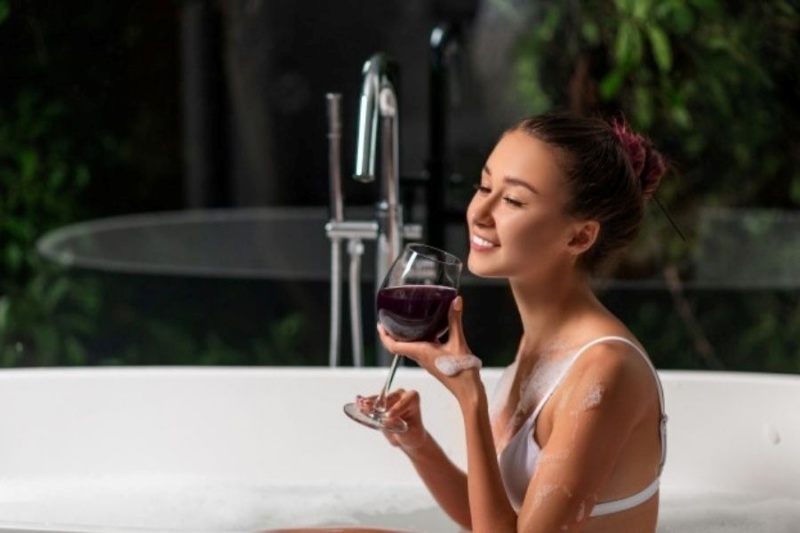 Rượu vang đỏ tốt cho phụ nữ vì giúp chăm sóc làn da ngăn ngừa lão hoá