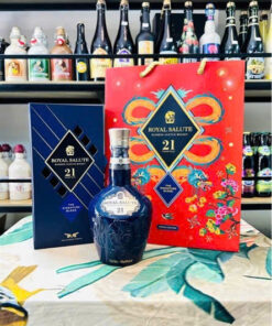 Chivas 21 là chai sứ được chế tác bởi các nghệ nhân từ Wade Ceramics