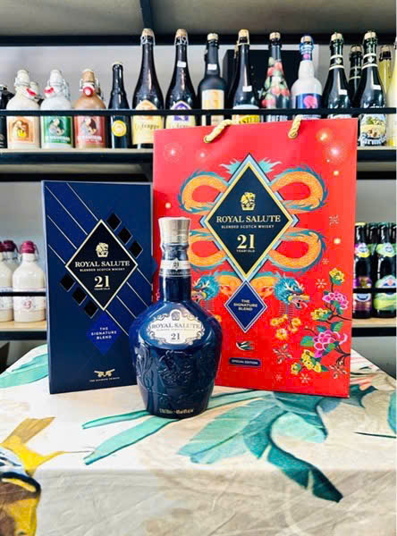 Chivas 21 là chai sứ được chế tác bởi các nghệ nhân từ Wade Ceramics