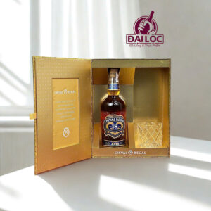 Hộp quà rượu Chivas 18 2026 bên trong hộp