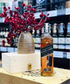Johnnie Walker Black Label (hay còn gọi là Johnnie Đen) chính là biểu tượng của sự trưởng thành, tinh tế và lịch lãm