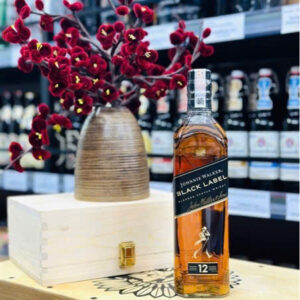 Johnnie Walker Black Label (hay còn gọi là Johnnie Đen) chính là biểu tượng của sự trưởng thành, tinh tế và lịch lãm