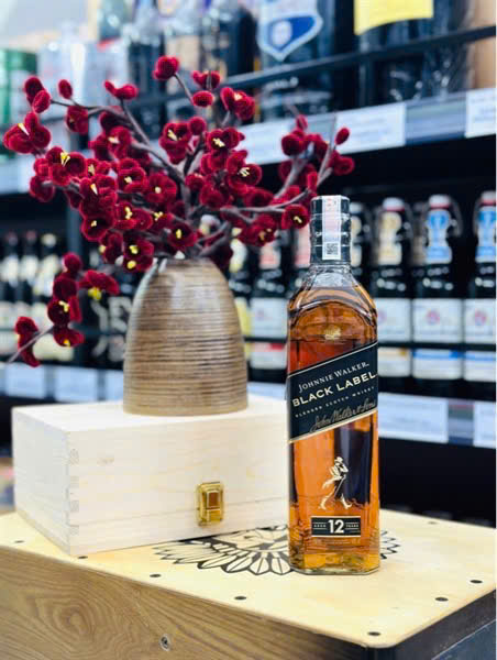Rượu Johnnie Walker Black Label 750ml Johnnie Walker Black Label (hay còn gọi là Johnnie Đen) chính là biểu tượng của sự trưởng thành, tinh tế và lịch lãm