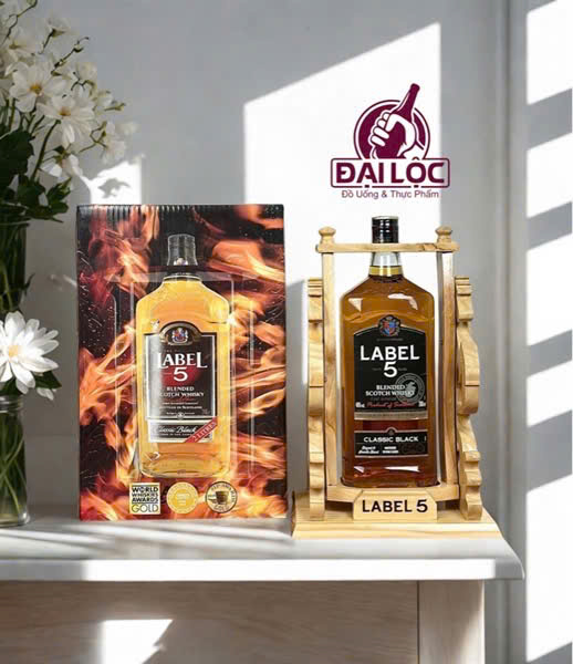 Rượu Label 5 Classic Black 2 Lít (Kèm Kệ Gỗ): Đẳng Cấp Trưng Bày Tại Shop Đại Lộc