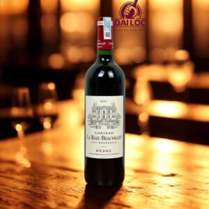 Cận cảnh nhãn chai Vang Chateau La Raze Beauvallet 2021 phân hạng Cru Bourgeois vùng Medoc Bordeaux