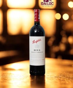 Chai vang Penfolds Bin 8 2023 với nhãn trắng đỏ truyền thống sang trọng