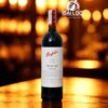 Chai vang Penfolds Bin 28 2023 với thiết kế nhãn trắng đỏ tinh tế