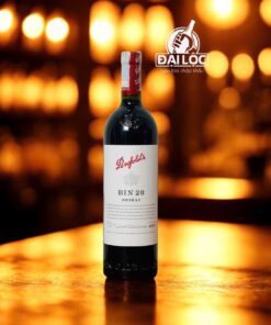 Chai vang Penfolds Bin 28 2023 với thiết kế nhãn trắng đỏ tinh tế