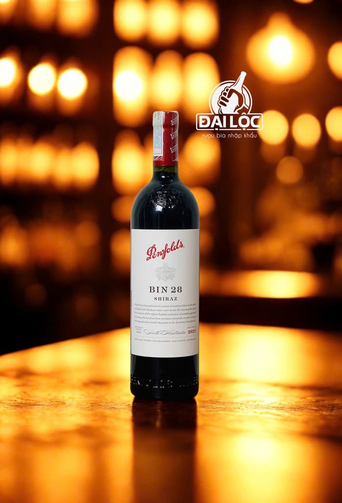 Chai vang Penfolds Bin 28 2023 với thiết kế nhãn trắng đỏ tinh tế