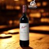 Chai vang Penfolds Koonunga Hill 2023 trưng bày trên bàn
