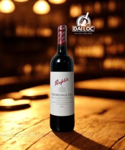 Chai vang Penfolds Koonunga Hill 2023 trưng bày trên bàn