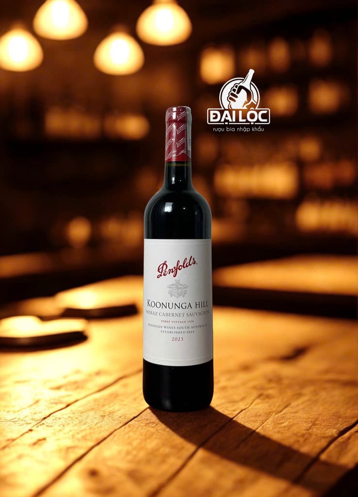 Chai vang Penfolds Koonunga Hill 2023 trưng bày trên bàn